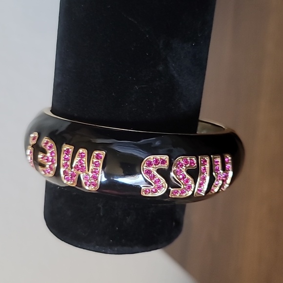 BETSEY JOHNSON First Date Collection Kiss Me Hinged Bangle Bracelet. - Picture 5 of 11